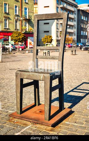 Cracovie, Pologne - 21 octobre 2012 : place des héros du ghetto à Cracovie, Pologne. La chaise est un monument de Ghetto Heroes et exprime la tragédie du J Banque D'Images