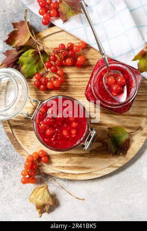 Viburnum mûr frais avec sucre pour la préparation de la vitamine et thé antioxydant sur une table en pierre. Source de vitamines naturelles. U Banque D'Images