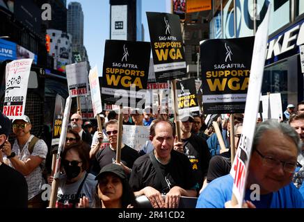 New York, États-Unis. 25th mai 2023. Les supporters font signe lorsqu'ils assistent à un rassemblement et protestent pour des membres de la Writers Guild of America (WGA) et ses partisans à l'extérieur des bureaux de Paramount à Times Square jeudi, 25 mai 2023 à New York. La Writers Guild of America-East (WGA) est en grève contre l'Alliance of Motion Picture and Television Producers pour de meilleurs contrats et salaires. Photo de John Angelillo/UPI crédit: UPI/Alay Live News Banque D'Images