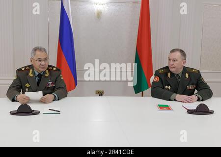 Le ministre russe de la Défense, Sergei Shoigu (L), assiste pratiquement au Sommet de l'Organisation du Traité de sécurité collective (OSTO) sur l'25 mai 2023, à Moscou, en Russie. Les dirigeants des États post-soviétiques se sont réunis au Kremlin pour le sommet du CSTO . Photo par le Service de presse du Ministère de la Défense russe/ crédit: UPI/Alay Live News Banque D'Images