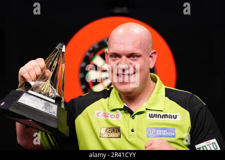 Michael van Gerwen célèbre sa victoire à la Cazoo Premier League au O2, Londres. Date de la photo: Jeudi 25 mai 2023. Banque D'Images