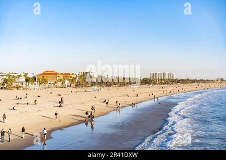 Santa Monica, Californie, États-Unis - 13 mars 2022: Vue en grand angle de la plage de Santa Monica Banque D'Images