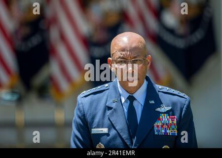 Washington, Vereinigte Staaten. 25th mai 2023. Le général Charles Q. Brown, Jr., nommé président des chefs d'état-major interarmées, écoute tandis que le président des États-Unis Joe Biden le présente lors d'une cérémonie dans la roseraie à la Maison Blanche à Washington, DC, jeudi, 25 mai 2023. Credit: Rod Lamkey/CNP/dpa/Alay Live News Banque D'Images