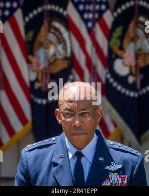 Washington, Vereinigte Staaten. 25th mai 2023. Le général Charles Q. Brown, Jr., nommé président des chefs d'état-major interarmées, écoute tandis que le président des États-Unis Joe Biden le présente lors d'une cérémonie dans la roseraie à la Maison Blanche à Washington, DC, jeudi, 25 mai 2023. Credit: Rod Lamkey/CNP/dpa/Alay Live News Banque D'Images