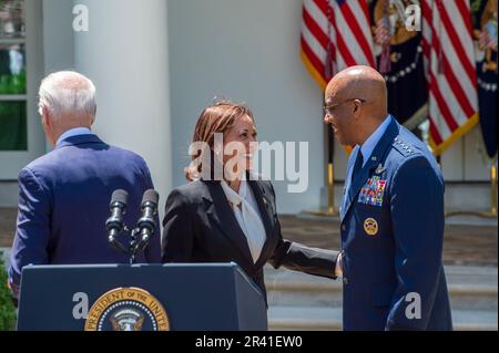 Washington, Vereinigte Staaten. 25th mai 2023. Le vice-président des États-Unis, Kamala Harris, à gauche, s'entretient avec le président du général Charles Q. Brown, Jr., candidat aux chefs d'état-major interarmées, à droite, dans la roseraie de la Maison Blanche à Washington, DC, jeudi, 25 mai 2023. Credit: Rod Lamkey/CNP/dpa/Alay Live News Banque D'Images