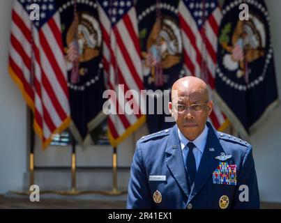 Washington, Vereinigte Staaten. 25th mai 2023. Le général Charles Q. Brown, Jr., nommé président des chefs d'état-major interarmées, écoute tandis que le président des États-Unis Joe Biden le présente lors d'une cérémonie dans la roseraie à la Maison Blanche à Washington, DC, jeudi, 25 mai 2023. Credit: Rod Lamkey/CNP/dpa/Alay Live News Banque D'Images