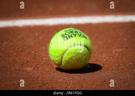 Paris, France, France. 25th mai 2023. Illustration du ballon officiel de Roland-Garros 2023, Open de France 2023, tournoi de tennis du Grand Chelem au stade Roland-Garros de 25 mai 2023 à Paris, France. (Credit image: © Matthieu Mirville/ZUMA Press Wire) USAGE ÉDITORIAL SEULEMENT! Non destiné À un usage commercial ! Banque D'Images