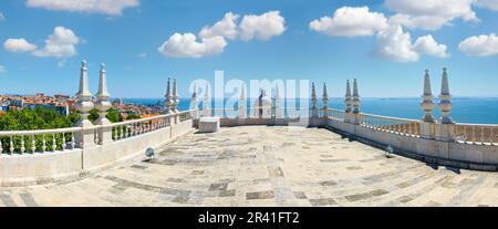 Vue sur la mer et paysage urbain depuis le toit du monastère de St. Vincent à l'extérieur des murs, ou Église (Iglesia) de Sao Vicente de Fora en L. Banque D'Images