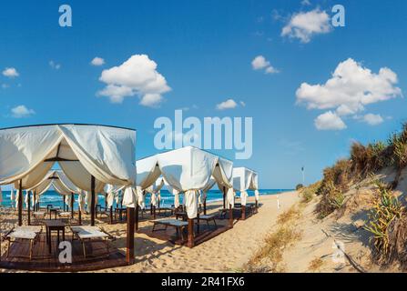 Matin, plage de sable Pescoluse, Pouille, Italie Banque D'Images