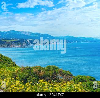 Été le Cap Vidio littoral paysage avec des fleurs jaunes en face (Asturies, Cudillero, Espagne). Banque D'Images