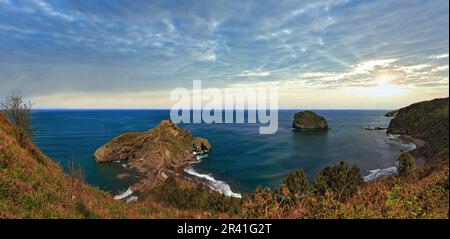 Gaztelugatxeko Doniene ermitage sur haut de Gaztelugatxe island. Bisca bay (Espagne). Date du Xe siècle. Banque D'Images