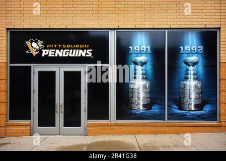 Pittsburgh, PA, Etats-Unis- 20 mai 2023: Affiches exposées à l'aréna des peintures de PPG de deux des cinq coupes Stanley les pingouins de Pittsburgh ont gagné depuis qu'ils ont join Banque D'Images