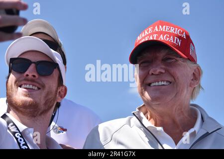 Sterling, États-Unis. 25th mai 2023. L'ancien président des États-Unis Donald J. Trump prend un selfie avec un spectateur. L'ancien président des États-Unis Donald J. Trump a joué au golf dans le tournoi de golf LIV Golf Washington DC Pro-Am Round à Trump National Golf Club Washington DC à Sterling, Virginie, États-Unis sur 25 mai 2023. Crédit : SOPA Images Limited/Alamy Live News Banque D'Images