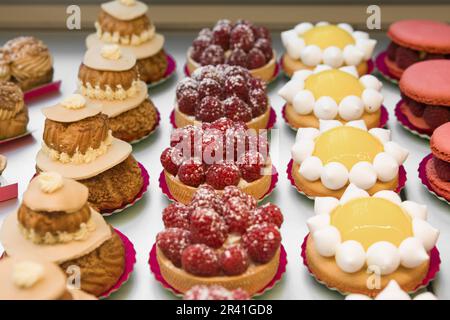 Tartelettes à la framboise citrons les macarons français Paris Brest Banque D'Images