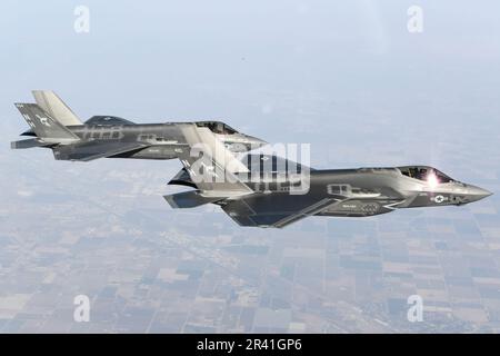 Les F-35C Lightning II, attachés aux "Argonautes" de l'escadron de combat Strike (VFA) 147, stationnés à la base aérienne navale de Lemoore, volent en formation . VFA-147 est le premier américain Escadron F-35C opérationnel de la Marine basé sur NAS Lemoore. Le commandant de l'aile Fighter de joint Strike, dont le siège social est situé à la base aérienne navale de Lemoore, en Californie, veille à ce que chaque escadron F-35C soit entièrement prêt au combat pour mener des missions d'attaque, de combat et de soutien basées sur des transporteurs, toutes saisons, pour le commandant des Forces aériennes navales. ÉTATS-UNIS Photo de la Marine/DoD par Shannon E. Renfroe Banque D'Images