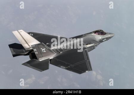 Les F-35C Lightning II, attachés aux "Argonautes" de l'escadron de combat Strike (VFA) 147, stationnés à la base aérienne navale de Lemoore, volent en formation . VFA-147 est le premier américain Escadron F-35C opérationnel de la Marine basé sur NAS Lemoore. Le commandant de l'aile Fighter de joint Strike, dont le siège social est situé à la base aérienne navale de Lemoore, en Californie, veille à ce que chaque escadron F-35C soit entièrement prêt au combat pour mener des missions d'attaque, de combat et de soutien basées sur des transporteurs, toutes saisons, pour le commandant des Forces aériennes navales. ÉTATS-UNIS Photo de la Marine/DoD par Shannon E. Renfroe Banque D'Images