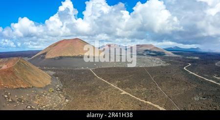 Volcans dans le parc national de Timanfaya sur l'île de Lanzarote Panorama vue aérienne dans les îles Canaries en Espagne Banque D'Images