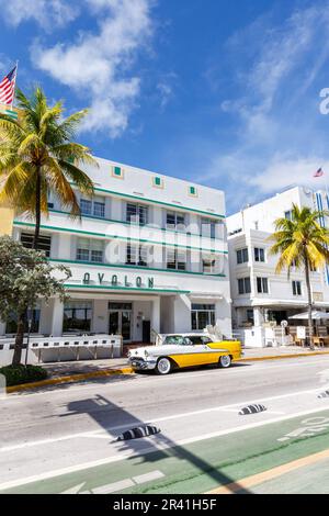 L'hôtel Avalon est décoré dans un style art déco et dans un portrait de voiture d'époque sur Ocean Drive à Miami Beach, en Floride, aux États-Unis Banque D'Images