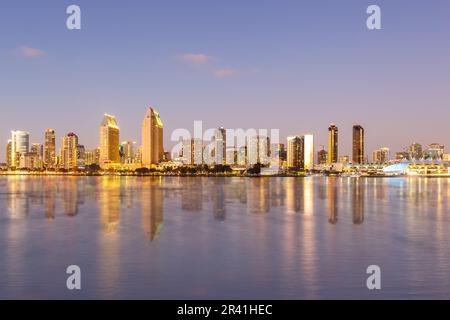 Horizon du centre-ville de San Diego avec de l'eau en Californie aux États-Unis Banque D'Images
