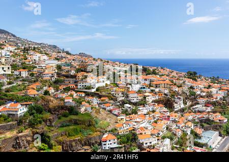 Vue sur la capitale Funchal sur l'île de Madère au Portugal Banque D'Images