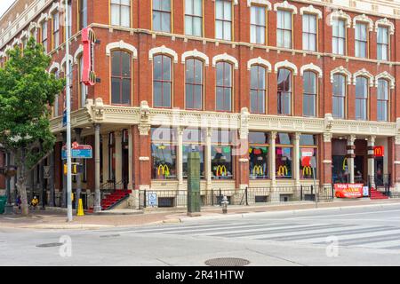 San Antonio, Texas, États-Unis – 8 mai 2023 : un restaurant McDonald's dans un bâtiment historique en briques situé dans le centre-ville de San Antonio, Texas. Banque D'Images