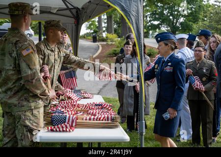 Arlington, Virginie, États-Unis. 25th mai 2023. Les membres du personnel du sous-secrétaire de la Défense participent à Flags-in au cimetière national d'Arlington, à Arlington. Plus de 280 000 drapeaux américains sont placés à chaque tête de lit de l'ANC avant le Memorial Day. Crédit : John Wright/DoD/ZUMA Wire/Alay Live News Banque D'Images