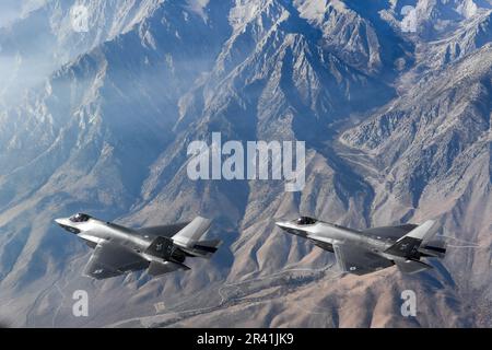 Les F-35C Lightning II, attachés aux "Argonautes" de l'escadron de combat Strike (VFA) 147, stationnés à la base aérienne navale de Lemoore, volent en formation . VFA-147 est le premier américain Escadron F-35C opérationnel de la Marine basé sur NAS Lemoore. Le commandant de l'aile Fighter de joint Strike, dont le siège social est situé à la base aérienne navale de Lemoore, en Californie, veille à ce que chaque escadron F-35C soit entièrement prêt au combat pour mener des missions d'attaque, de combat et de soutien basées sur des transporteurs, toutes saisons, pour le commandant des Forces aériennes navales. ÉTATS-UNIS Photo de la Marine/DoD par Shannon E. Renfroe Banque D'Images