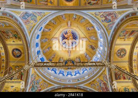 Belgrade, Serbie - 05-20-2023: Église de saint-Sava, détail du plafond en mosaïque dorée Banque D'Images