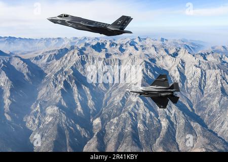 Les F-35C Lightning II, attachés aux "Argonautes" de l'escadron de combat Strike (VFA) 147, stationnés à la base aérienne navale de Lemoore, volent en formation . VFA-147 est le premier américain Escadron F-35C opérationnel de la Marine basé sur NAS Lemoore. Le commandant de l'aile Fighter de joint Strike, dont le siège social est situé à la base aérienne navale de Lemoore, en Californie, veille à ce que chaque escadron F-35C soit entièrement prêt au combat pour mener des missions d'attaque, de combat et de soutien basées sur des transporteurs, toutes saisons, pour le commandant des Forces aériennes navales. ÉTATS-UNIS Photo de la Marine/DoD par Shannon E. Renfroe Banque D'Images