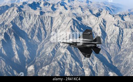 Les F-35C Lightning II, attachés aux "Argonautes" de l'escadron de combat Strike (VFA) 147, stationnés à la base aérienne navale de Lemoore, volent en formation . VFA-147 est le premier américain Escadron F-35C opérationnel de la Marine basé sur NAS Lemoore. Le commandant de l'aile Fighter de joint Strike, dont le siège social est situé à la base aérienne navale de Lemoore, en Californie, veille à ce que chaque escadron F-35C soit entièrement prêt au combat pour mener des missions d'attaque, de combat et de soutien basées sur des transporteurs, toutes saisons, pour le commandant des Forces aériennes navales. ÉTATS-UNIS Photo de la Marine/DoD par Shannon E. Renfroe Banque D'Images