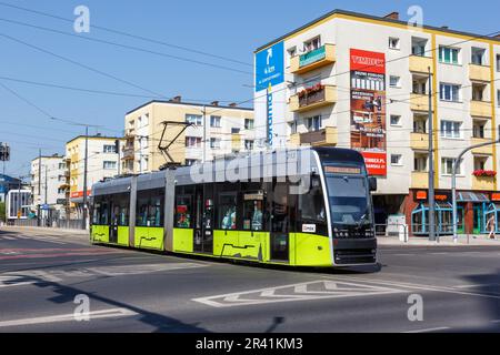 Tramway de type Pesa Twist à l'arrêt des transports en commun de Katedra à GorzÃ³w Wielkopolski, Pologne Banque D'Images