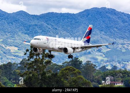 Avion LATAM Airbus A320 aéroport de Medellin Rionegra en Colombie Banque D'Images