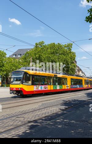 AVG Tram type GT8 système de transport par rail léger à deux systèmes format vertical à l'arrêt Hauptbahnhof à Karlsruhe, Allemagne Banque D'Images