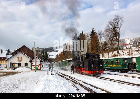 Train à vapeur Fichtelbergbahn en hiver, à Oberwiesenthal, en Allemagne Banque D'Images