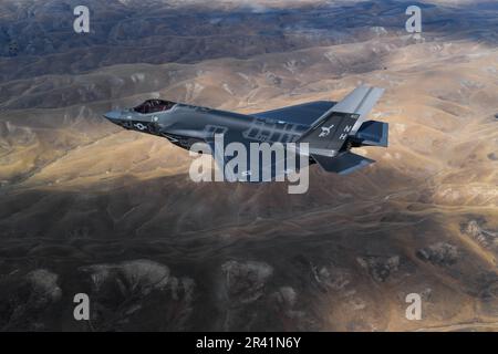 Les F-35C Lightning II, attachés aux "Argonautes" de l'escadron de combat Strike (VFA) 147, stationnés à la base aérienne navale de Lemoore, volent en formation . VFA-147 est le premier américain Escadron F-35C opérationnel de la Marine basé sur NAS Lemoore. Le commandant de l'aile Fighter de joint Strike, dont le siège social est situé à la base aérienne navale de Lemoore, en Californie, veille à ce que chaque escadron F-35C soit entièrement prêt au combat pour mener des missions d'attaque, de combat et de soutien basées sur des transporteurs, toutes saisons, pour le commandant des Forces aériennes navales. ÉTATS-UNIS Photo de la Marine/DoD par Shannon E. Renfroe Banque D'Images