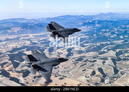 Les F-35C Lightning II, attachés aux "Argonautes" de l'escadron de combat Strike (VFA) 147, stationnés à la base aérienne navale de Lemoore, volent en formation . VFA-147 est le premier américain Escadron F-35C opérationnel de la Marine basé sur NAS Lemoore. Le commandant de l'aile Fighter de joint Strike, dont le siège social est situé à la base aérienne navale de Lemoore, en Californie, veille à ce que chaque escadron F-35C soit entièrement prêt au combat pour mener des missions d'attaque, de combat et de soutien basées sur des transporteurs, toutes saisons, pour le commandant des Forces aériennes navales. ÉTATS-UNIS Photo de la Marine/DoD par Shannon E. Renfroe Banque D'Images