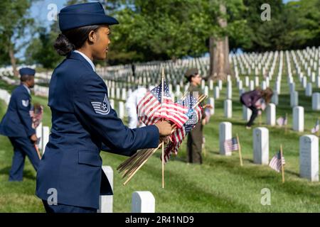 Arlington, Virginie, États-Unis. 25th mai 2023. Les membres du personnel du sous-secrétaire de la Défense participent à Flags-in au cimetière national d'Arlington, à Arlington. Plus de 280 000 drapeaux américains sont placés à chaque tête de lit de l'ANC avant le Memorial Day. Crédit : John Wright/DoD/ZUMA Wire/Alay Live News Banque D'Images