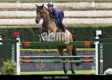 Luca Marziani (ITA) pendant le 90° CSIO ROMA 2023, CSIO5* A contre l'horloge (238,2.1) - 1,50m - 30,000 € - LR - présenté par ENI, sur 25 mai 2023 à la Piazza di Siena à Rome, Italie. Banque D'Images