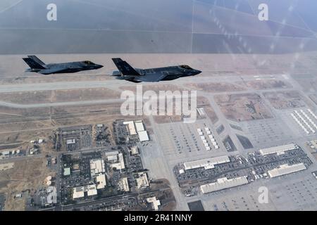 Les F-35C Lightning II, attachés aux "Argonautes" de l'escadron de combat Strike (VFA) 147, stationnés à la base aérienne navale de Lemoore, volent en formation . VFA-147 est le premier américain Escadron F-35C opérationnel de la Marine basé sur NAS Lemoore. Le commandant de l'aile Fighter de joint Strike, dont le siège social est situé à la base aérienne navale de Lemoore, en Californie, veille à ce que chaque escadron F-35C soit entièrement prêt au combat pour mener des missions d'attaque, de combat et de soutien basées sur des transporteurs, toutes saisons, pour le commandant des Forces aériennes navales. ÉTATS-UNIS Photo de la Marine/DoD par Shannon E. Renfroe Banque D'Images