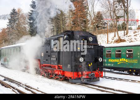 Train à vapeur Fichtelbergbahn en hiver, à Oberwiesenthal, en Allemagne Banque D'Images