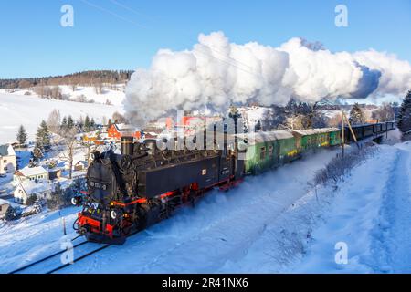 Train à vapeur Fichtelbergbahn en hiver à Sehmatal, en Allemagne Banque D'Images