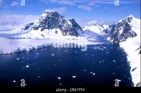 Antarctique de Grahamland 1972 les canaux du Maire contre la mer bleu foncé lors de l'étude hydrographique annuelle de l'Antarctique par le HMS Endurance Banque D'Images