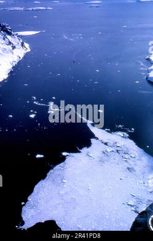 L'Antarctique de Grahamland 1972 les canaux du Maire lors de l'étude hydrographique annuelle de l'Antarctique par le HMS Endurance vu ci-dessus contre la mer bleu foncé Banque D'Images