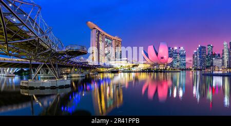 Vue sur Marina Bay et Helix Bridge dans la soirée à Singapour Banque D'Images