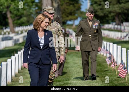 Arlington, Virginie, États-Unis. 25th mai 2023. La secrétaire adjointe à la Défense, KATHLEEN HICKS, et son personnel participent à Flags-in, au cimetière national d'Arlington, à Arlington. Plus de 280 000 drapeaux américains sont placés à chaque tête de lit de l'ANC avant le Memorial Day. Crédit : John Wright/DoD/ZUMA Wire/Alay Live News Banque D'Images