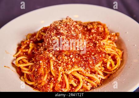 Spaghetti et boulettes de viande rouge pour enfants sauce pâtes nouilles plat cuisine italienne dans un petit bol blanc Banque D'Images