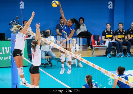 Lanciano, Italie. 23rd mai 2023. Sylvia Chinelo Nwakalor en action pendant le tournoi DHL Test Match volley-ball féminin entre l'Italie et le Canada au Palazzetto dello Sport. Note finale; Italie 3:1 Canada. (Photo par Davide Di Lalla/SOPA Images/Sipa USA) crédit: SIPA USA/Alay Live News Banque D'Images