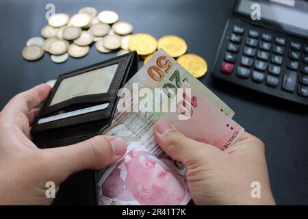 Homme tenant le portefeuille d'argent turc en gros plan. Pauvreté, dépenses de contrôle des coûts, dépense trop, pas assez d'argent liquide, idée de concept d'argent perdu. Banque D'Images