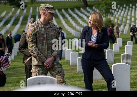 Arlington, Virginie, États-Unis. 25th mai 2023. La secrétaire adjointe à la Défense, KATHLEEN HICKS, et son personnel participent à Flags-in, au cimetière national d'Arlington, à Arlington. Plus de 280 000 drapeaux américains sont placés à chaque tête de lit de l'ANC avant le Memorial Day. Crédit : John Wright/DoD/ZUMA Wire/Alay Live News Banque D'Images