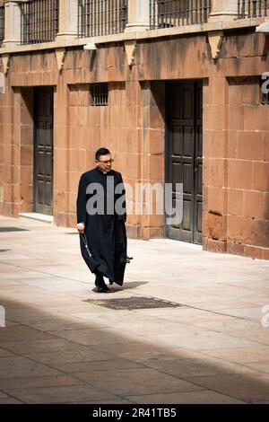 19th avril 2023 : un préiste est vu marcher les frontières de la Catedral de la Encarnación de Málaga, la cathédrale catholique romaine a été ouverte en 1782. Banque D'Images